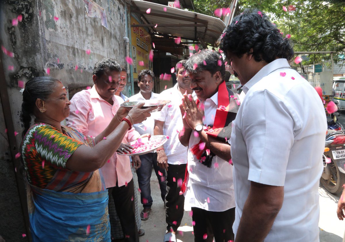 nchitrarasu's tweet photo. அன்பால் இணைந்த அண்ணாநகர்!

இன்���ு தொகுதி மக்களுடன் ஒரு நெகிழ்ச்சியான சந்திப்பு. உதயசூரியன் சின்னத்திற்கு வாக்களித்து உங்கள் ஆதரவை உறுதி செய்யுங்கள்! 

@mkstalin @Udhaystalin 
#dmk #chitrarasu #annanagar 
#dmkcandidate #dravidianmodel https://t.co/g8pMZLF8x9