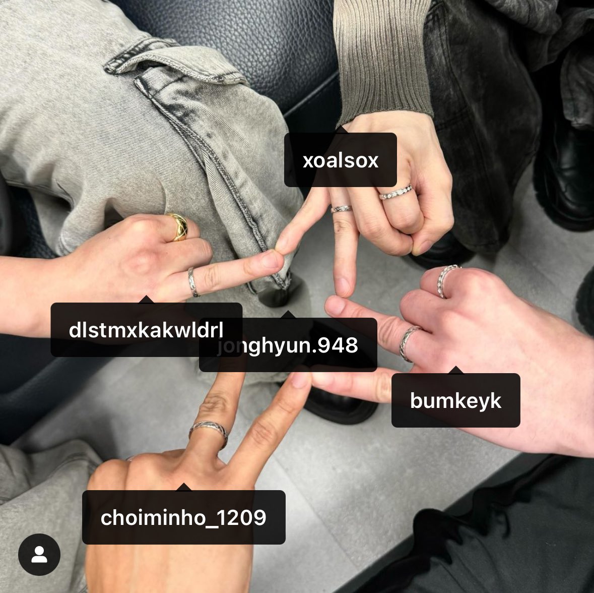 The members getting rings and gave one to jonghyun's sister. That's my 5hinee!