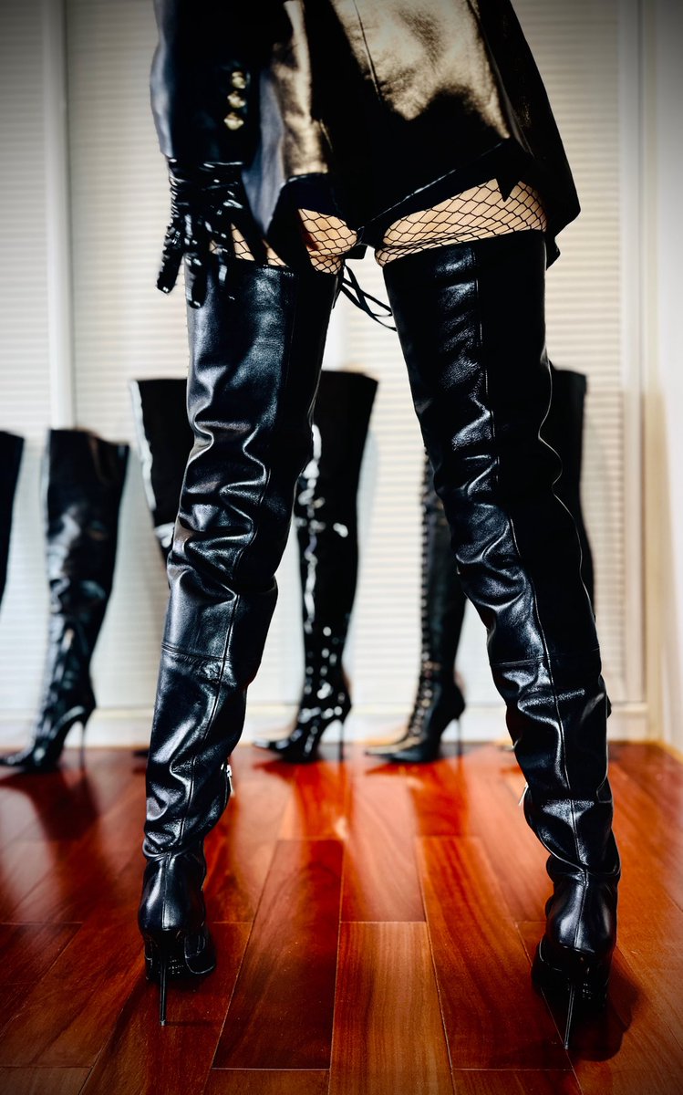 LiyaLaw1213's tweet image. 不露點，不拍片，就不漲粉絲嗎 #leather #boots #gloves #feitish #goddess