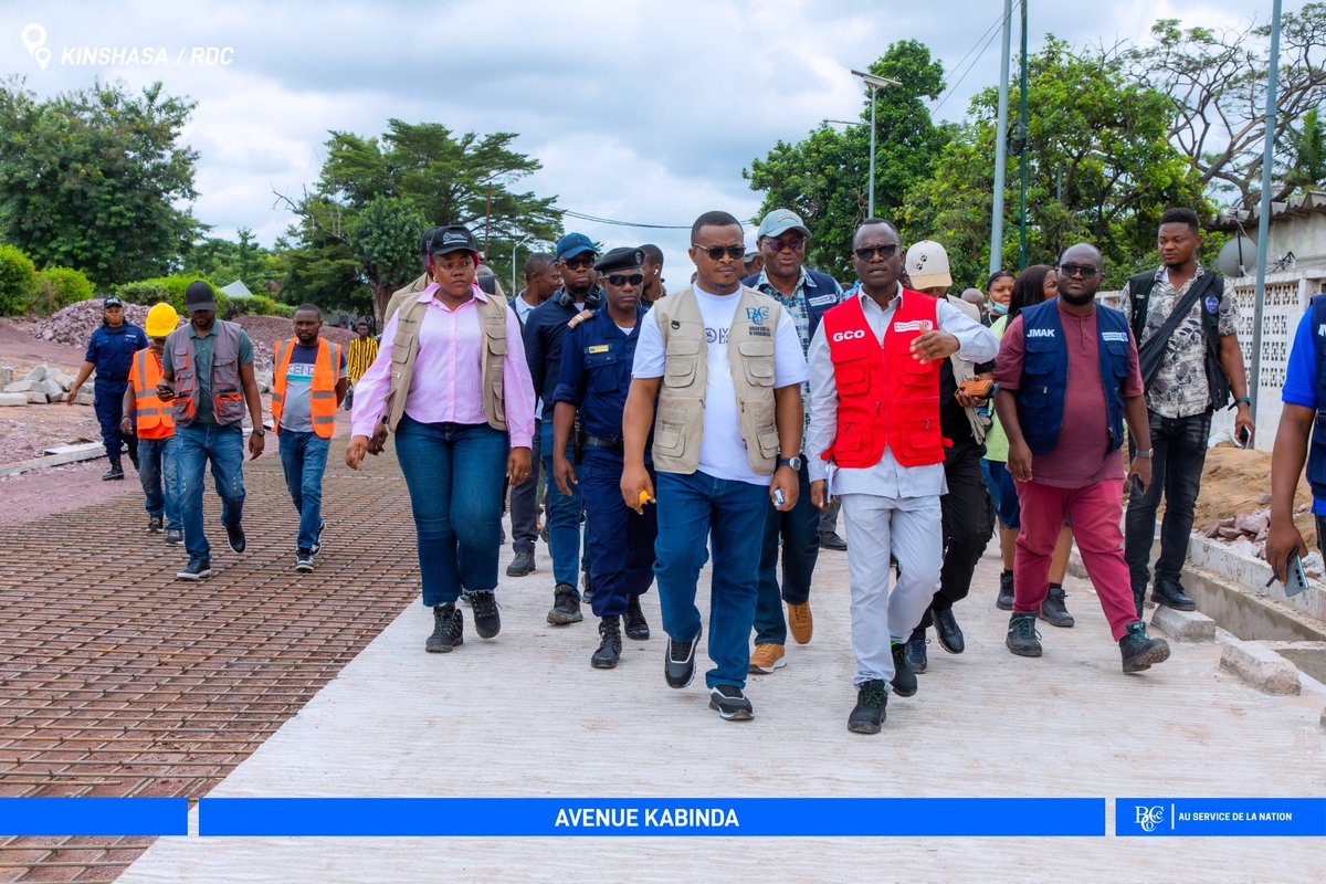 BCeCoRDC's tweet photo. Suivi des travaux de voirie urbaine à Kinshasa : Le prof Sylvain Alongo Longomba effectue une inspection de la voirie urbaine de Kinshasa. 

Dans le cadre du renforcement du suivi et de l’efficacité dans la mise en œuvre des projets publics, le Directeur Général a.i. du Bureau Central de Coordination (BCECO), le Professeur Dr Ir. Sylvain Alongo Longomba, a effectué ce samedi 4 avril 2026, une descente dans les différents axes routiers sous supervision du Bureau central de coordination ( BCECO). 

Cette inspection ciblée avait pour but de cartographier et mettre à jour les diverses contraintes qui retardent la finition des travaux afin d'accélérer  le suivi et la prise en charge du projet de construction et réhabilitation des voirie urbaine de Kinshasa. 

Accompagné d'une forte délégation de cette institution, le Pr Dr Ir Sylvain Alongo a fait un constat satisfaisant de tous les travaux qui s'exécutent, cependant un seul désagrément se pose presque dans tous les chantier, celui du dévoilement des câbles de la Snel, de l'OCPT et la tuyauterie de la Regideso

À l’issue de cette visite le Directeur Général a.i. a déclaré globalement qu'une serie de concertation s'impose pour intensifier les efforts en vue de garantir le strict respect des délais contractuels, des normes techniques et des exigences de qualité.

À travers cette démarche proactive, impulsée sous le leadership du Directeur Général a.i., le BCECO réaffirme sa volonté de:  
(i) renforcer la gouvernance des projets publics ; 
(ii) améliorer la performance dans l’exécution des infrastructures ; 
(iii) contribuer durablement à l’amélioration des conditions de vie des populations.

Cette action s’inscrit pleinement dans la vision du Président de la République, Son Excellence Félix Antoine Tshisekedi Tshilombo,
axée sur le développement des infrastructures et le bien-être des citoyens.

BCECO – Bâtir aujourd’hui, pour connecter demain.