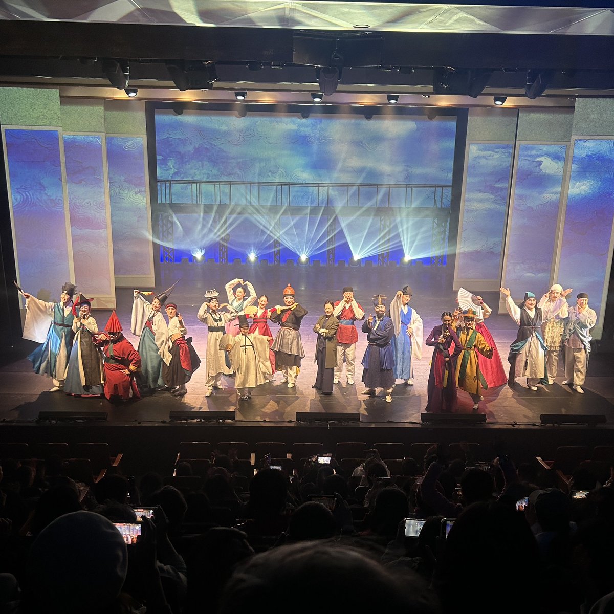 thtrman's tweet photo. 오늘로 #국립정동극장예술단 <광대> 전 출연진이 첫공연을 마쳤습니다. 예술단의 신진 소리단원과 무서운 아역의 조합이 대단합니다~
봄 나들이 오듯 정동길을 거쳐 극장을 찾아주시는 관객 행렬이 계속 되길 기대합니다.
2026.4.3-5.30 #국립정동극장 
#광대 #강현영소리꾼 #고채희소리꾼 #안경모연출 https://t.co/aZfTTLB5KJ