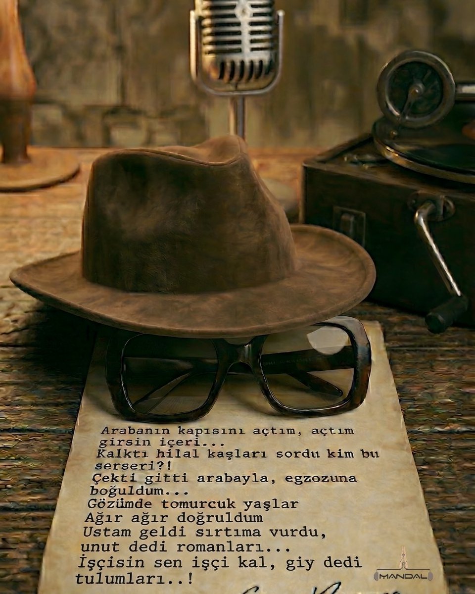 Gözlüğünden şapkasına, o gür ve tiyatral sesinden duruşuna kadar kimselere benzemeyen bir efsanenin, Cem Karaca'nın doğum günü bugün. 

Cem Karaca, 1945 yılında İstanbul'da, sanatın tam kalbinde doğdu. Yani sahne tozu, daha o doğmadan genlerine işlemişti. İlginçtir, gençliğinde