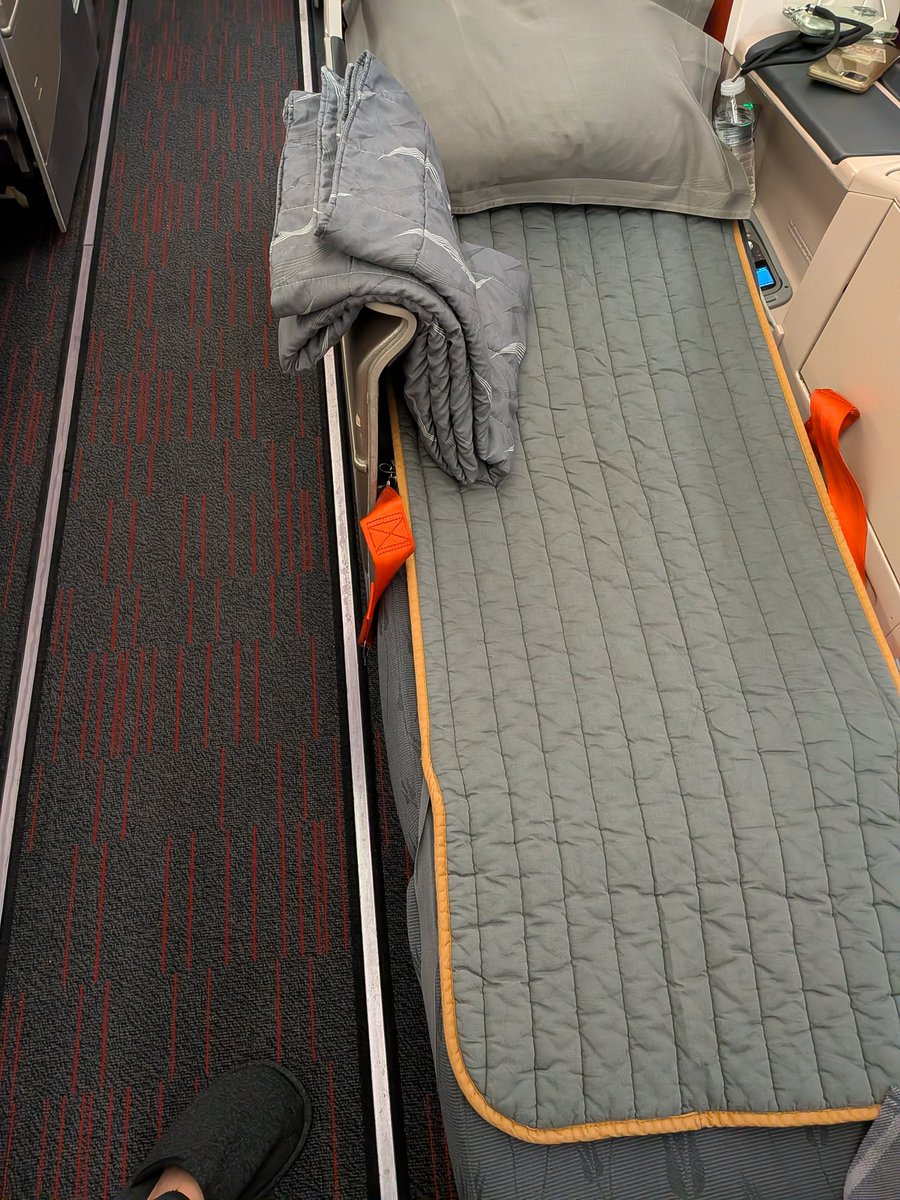 isoide110ban's tweet photo. ANA特典航空券にてターキッシュ　ビジネス　イスタンブール→ウランバートル✈️
フルフラになり　ベッド🛌メイクもしてくれました✨
8時間のフライトですが　ぐっすり寝れました👍 https://t.co/33cSEUFRah