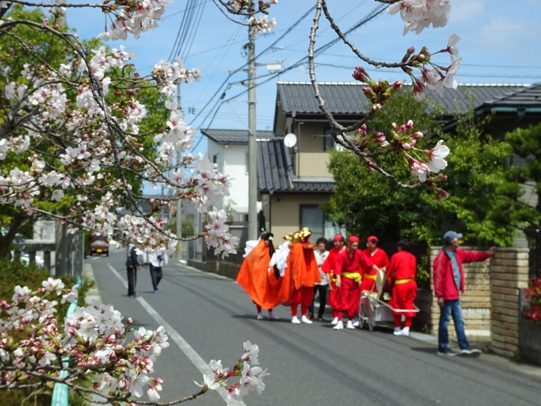 とりあえず今日の1枚。
古市神社の麒麟獅子舞さん。

桜の時期の春祭りもいいですね🌸😊

#麒麟獅子舞 #獅子舞 #鳥取市