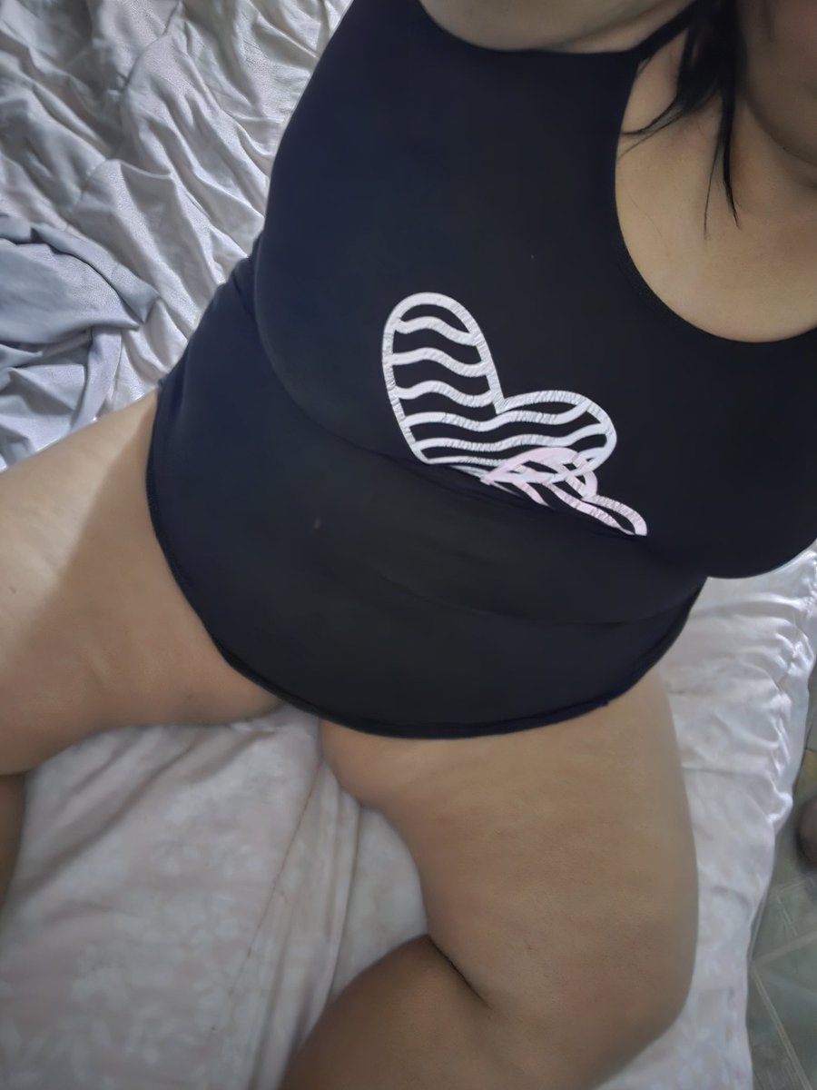 Me gustó esta foto, la veo y casi puedo imaginar a alguien recostandose encima de mi, besándome y desnudandome para darme placer 🤭
Muy sexy