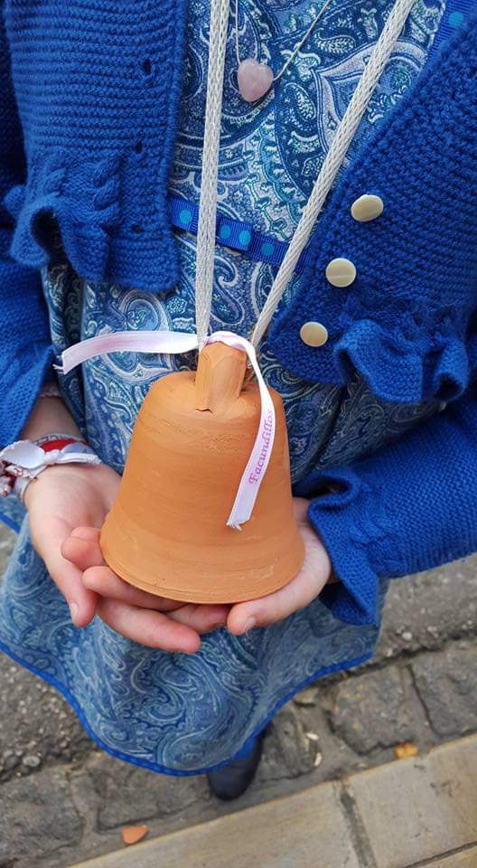 Aún recuerdo las inocentes manos de mi hija sujetando la campana de barro que anuncia la llegada de Jesús Resucitado en su Dulce Nombre. Los Facundillos granaínos del alma son eternos. Feliz Domingo de Resurrección... Buongiorno a tutti.