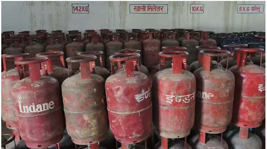 ncrpatrika's tweet photo. #अमेठी : एलपीजी गैस की कालाबाजारी पर कार्रवाई!
➡गैस गोदाम में मिली भारी अनियमितता
➡1266 सिलेंडरों का पाया गया है बड़ा अंतर
➡प्रकाश गैस सर्विस एजेंसी को कराया बंद
➡ऑनलाइन और मौके पर सिलेंडर में अंतर
➡अमेठी कोतवाली क्षेत्र स्थित गैस एजेंसी
#Amethi #GasRaid #UttarPradesh @amethipolice @DmAmethi #ncrpatrika