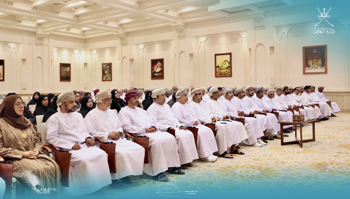 EduGovNBT's tweet photo. دُشّنت اليوم فعاليات أسبوع الأمن السيبراني برعاية الدكتور وليد بن طالب الهاشمي المدير العام للمديرية العامة للتعليم بشمال الباطنة، والذي يُقام خلال الفترة من (5–9) أبريل 2026م، في إطار الجهود الرامية إلى تعزيز الوعي الرقمي وترسيخ بيئة تعليمية آمنة.
تضمن الحفل كلمة مدير دائرة تكنولوجيا المعلومات والاتصالات الفاضل أحمد السناني، تناول فيها أهمية تعزيز الوعي بالأمن السيبراني في المؤسسات التعليمية، كما اشتمل على محاضرة بعنوان «مخاطر الفضاء السيبراني» قدّمها المهندس عمار الحوسني من مركز الدفاع الإلكتروني، بالإضافة إلى فعالية تفاعلية بعنوان «ضع بصمتك هنا مع تقديم نصيحة سيبرانية»، والتي شهدت مشاركة الحضور في تقديم نصائح توعوية تعزز من السلوك الرقمي الآمن.
#ثقافة_سيبرانية_مستدامة
#أجيال_رقمية_ممكنة 
#فريق_الأمن_السيبراني
#فعاليات_تعليمية_شمال_الباطنة