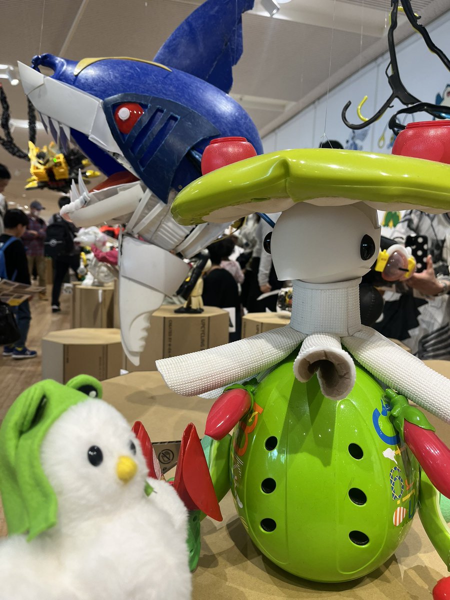 RICOPI_LOGUE's tweet photo. いろんな素材でつくられたポケモンが展示されている「ポケモンと考えるアート・環境教育展」に行ってきたよ〜！
キノガッサ、クアたまと色合いや目がそっくり、、🍄
 #お出かけクアたま https://t.co/AcZ4DhqGvm