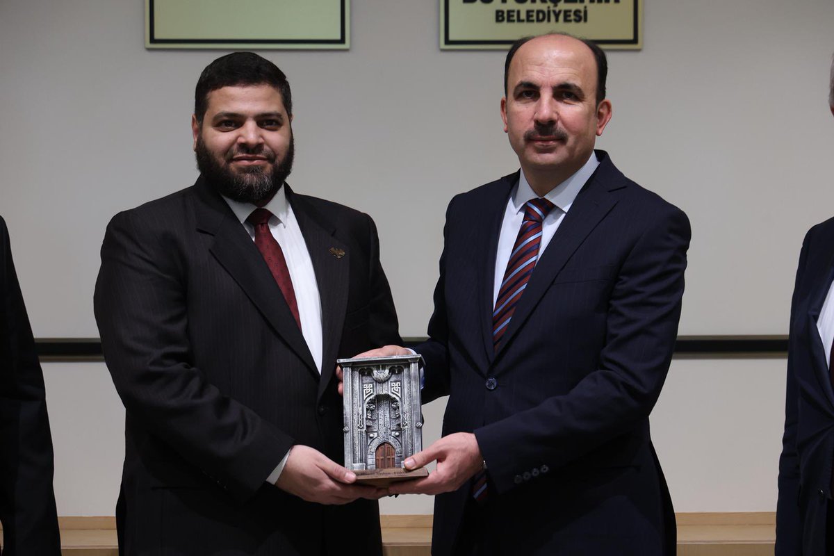 AmerAlsheikh0's tweet photo. Sayın Uğur İbrahim Altay
Konya Büyükşehir Belediye Başkanı

Sayın Başkan,

Konya şehrine gerçekleştirdiğimiz ziyaret vesilesiyle, zat-ıâlinizin nazik daveti, tarafımıza gösterdiğiniz sıcak karşılama, cömert misafirperverlik ve yakın ilgi için şahsınıza ve Konya Büyükşehir Belediyesi’ne en içten teşekkürlerimi sunmayı bir borç bilirim.

Ziyaretimiz süresince belediyenizin değerli yöneticileri ve uzman ekiplerinin tecrübelerini, birikimlerini ve kurumsal çalışmalarını bizimle paylaşma konusundaki samimiyeti ve iş birliği ilişkilerimizin güçlenmesine önemli bir değer katmıştır. Bu kıymetli ve yapıcı yaklaşımın, Şam Kırsalı Valiliği ile Konya Büyükşehir Belediyesi arasındaki iş birliği ruhunu daha da güçlendirerek ileri taşıyacağına inanmaktayım.

Bu vesileyle, aramızdaki diyaloğun ve işbirliğinin daha da güçlendirilmesi ve karşılıklı tecrübe paylaşımının devamı amacıyla, zatıâlinizi ve belediye ekibinizi Şam Kırsalı Valiliği’nde ağırlamaktan onur duyacağımızı ifade etmek isterim.

En derin saygılarımla.

*Şam Kırsalı Valisi*
*Âmir Abdulhadi eş-Şeyh*