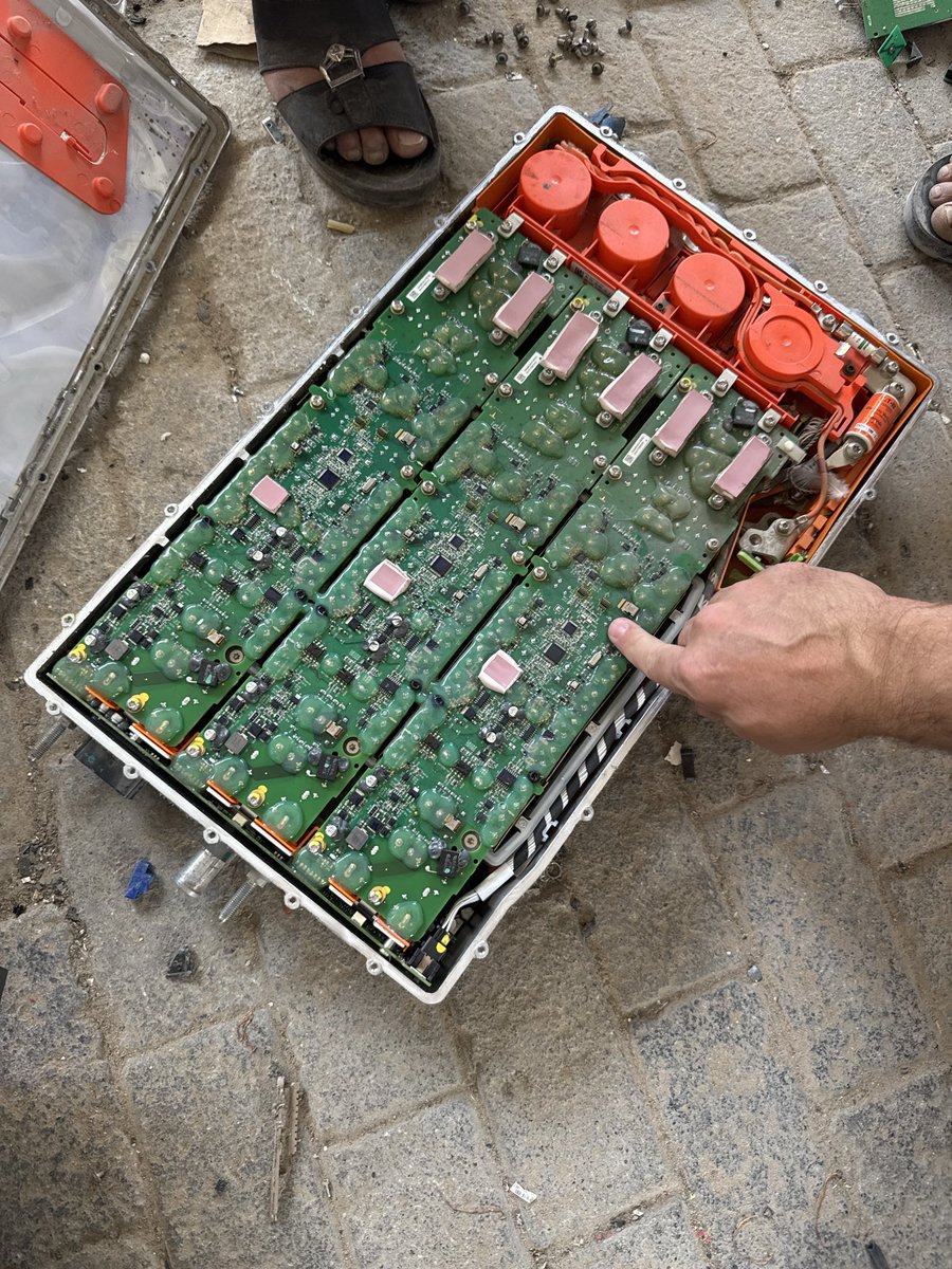 TArslanov90320's tweet image. What is inside Tesla’s OBC? 
Tesla OBC teardown, many interesting transistors and capacitors!
#tesla #obc #transistor #mosfet #electricity #teardown