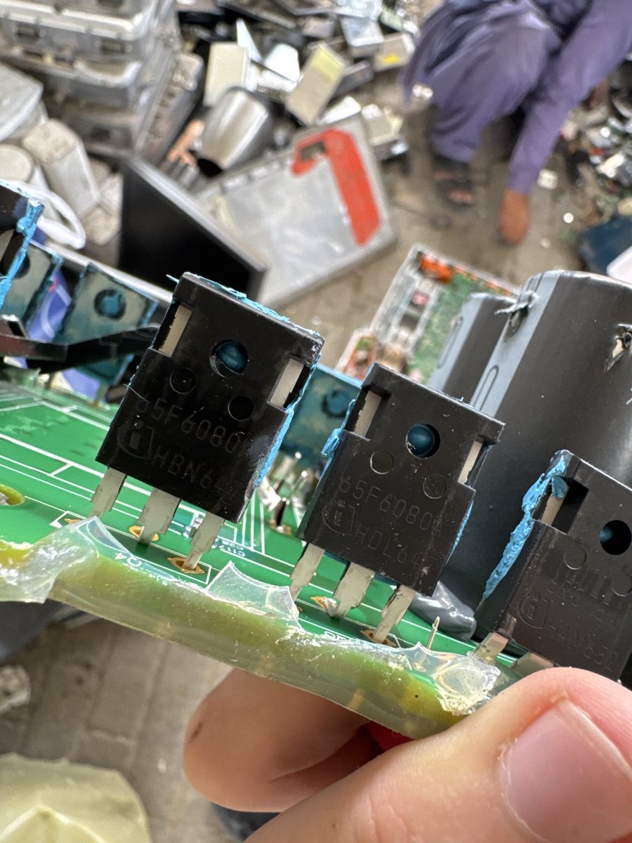 TArslanov90320's tweet image. What is inside Tesla’s OBC? 
Tesla OBC teardown, many interesting transistors and capacitors!
#tesla #obc #transistor #mosfet #electricity #teardown