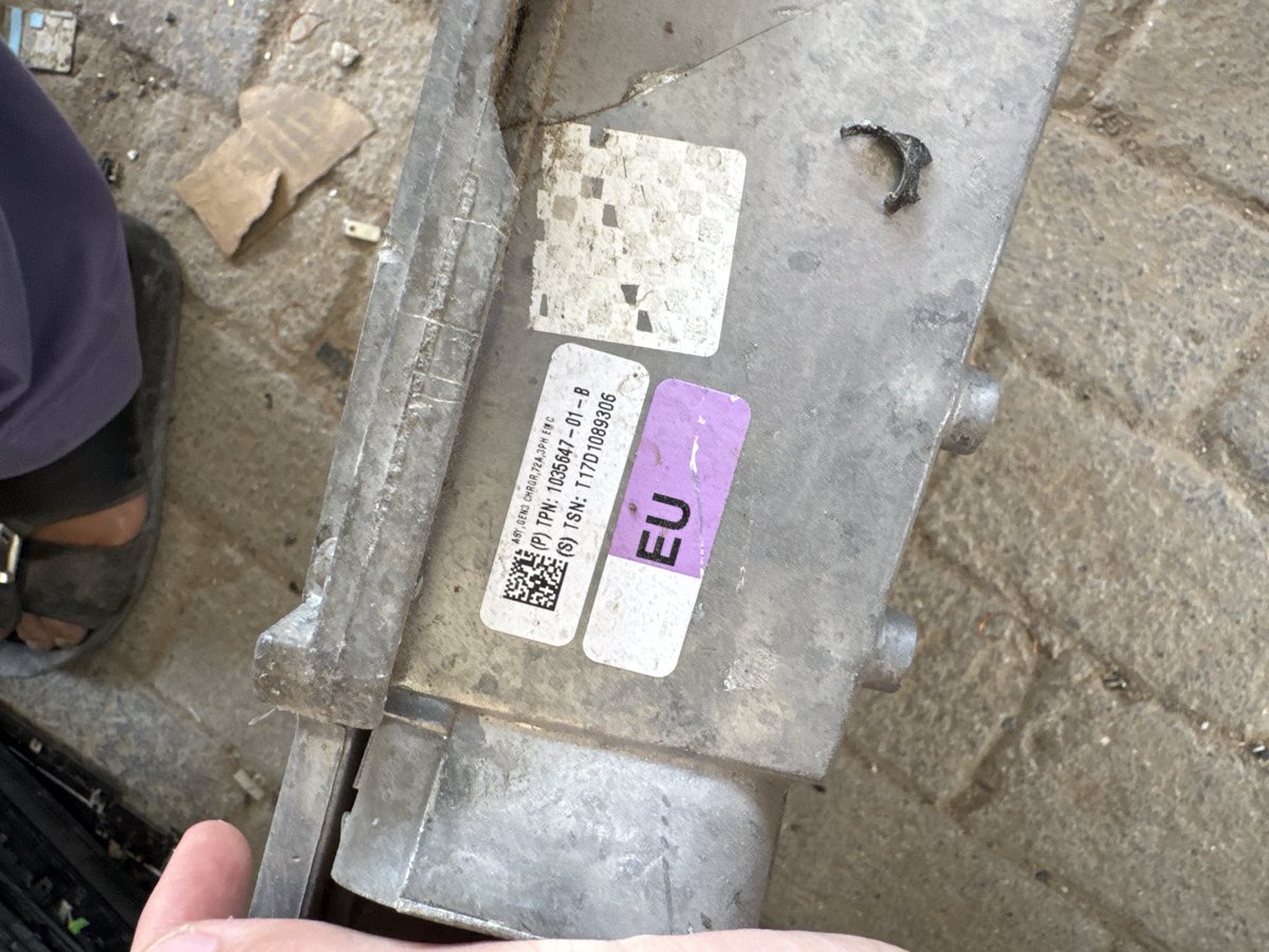 TArslanov90320's tweet image. What is inside Tesla’s OBC? 
Tesla OBC teardown, many interesting transistors and capacitors!
#tesla #obc #transistor #mosfet #electricity #teardown