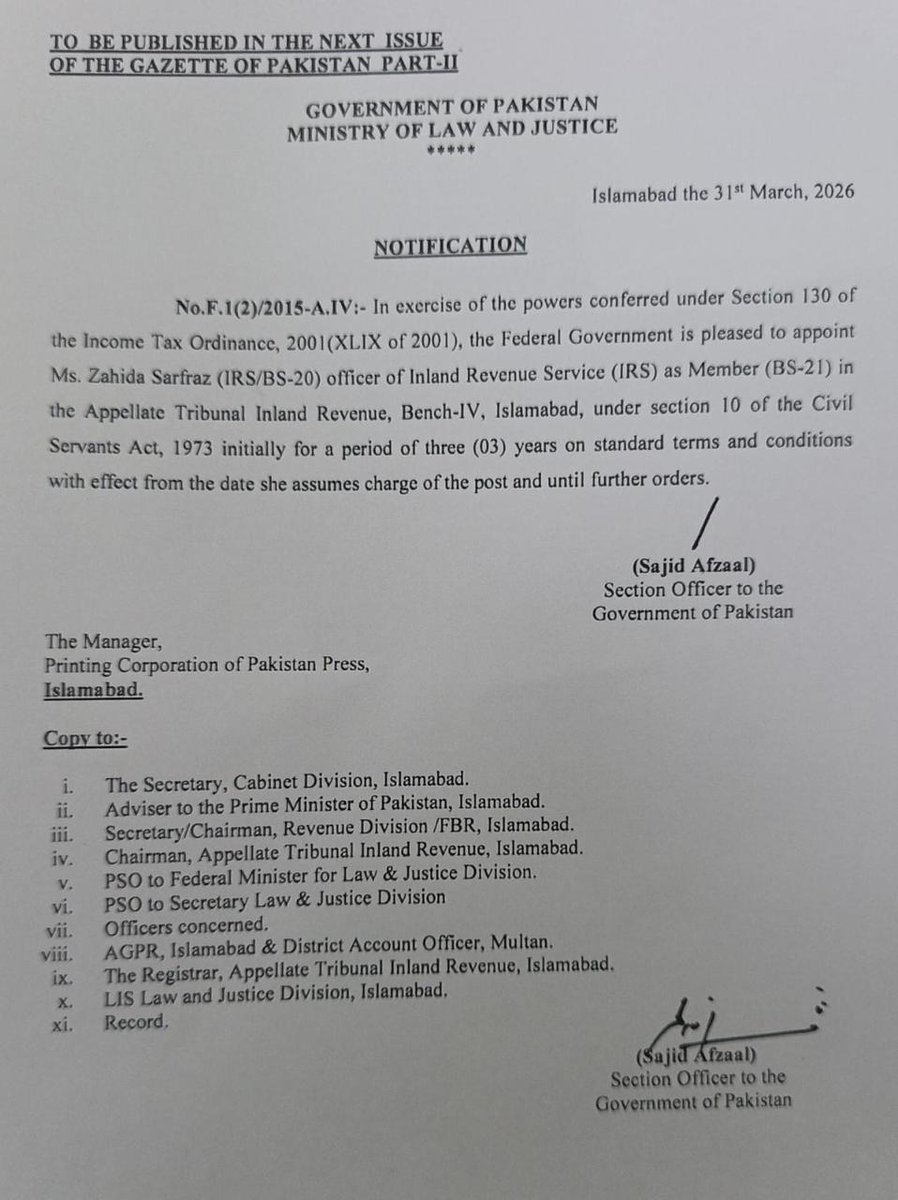 حکومت نے پہلے ناصرف الیکشن کمشنر کو ریرٹائرڈ ہونے کے باجود  غیر قانونی رکھا بلکہ ان کے بھائی اور بیوی کو بھی عہدے سے نوازہ  اب اسلام آباد ہائیکورٹ کے چیف جسٹس سرفراز کی بیوی زاہدہ سرفراز کو اپیلٹ ٹربیونل ان لینڈ ریونیو کا رکن مقرر کر دیا
28 ویں ترمیم سے پہلے بہت بندر بانٹ ہونےہے۔