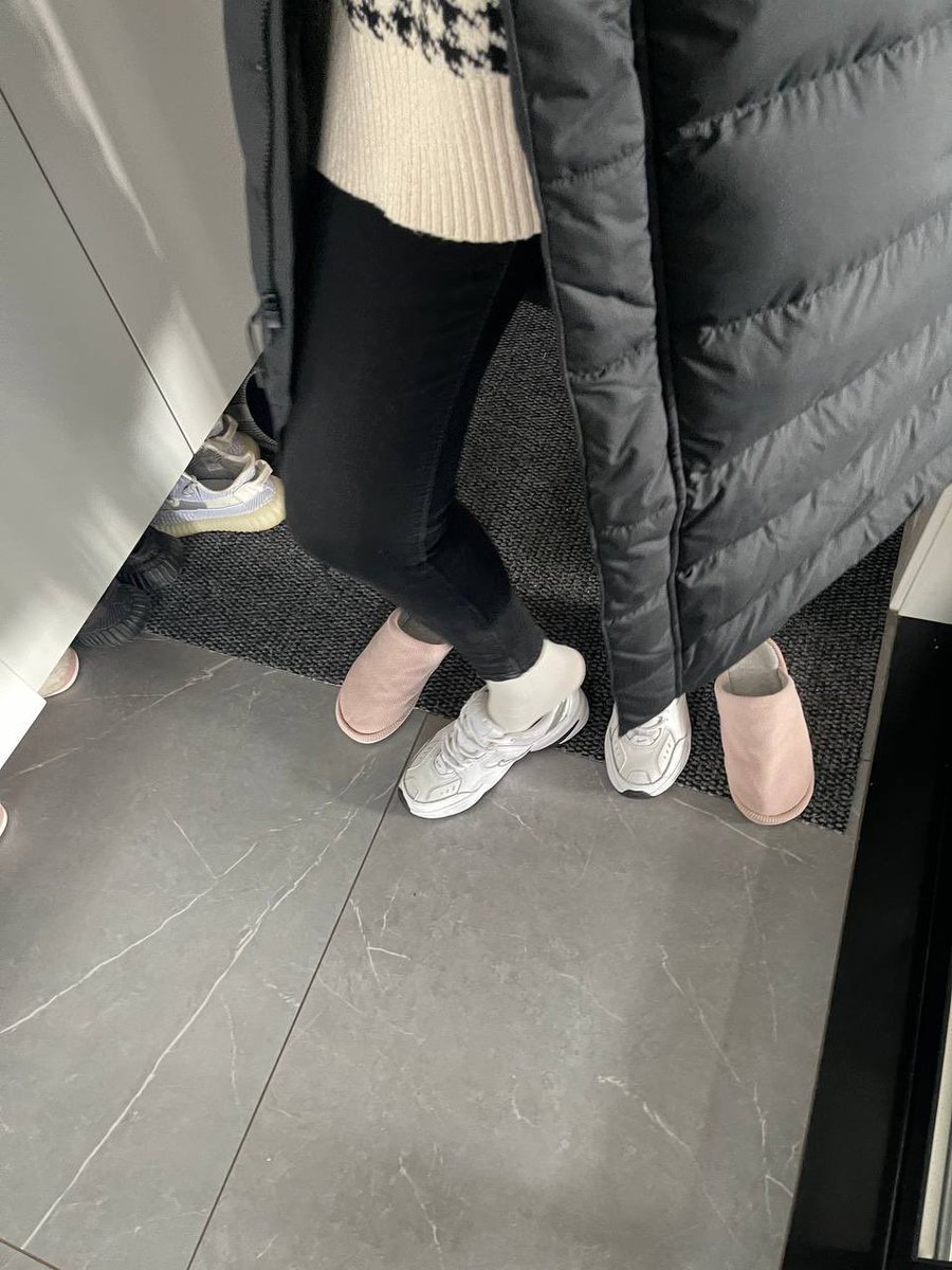 DoctorYang0309's tweet photo. 老图新发，老哥看着女生穿鞋���，情不自禁的就掏出手机记录了下来，看袜子就觉得应该挺有味道。 https://t.co/lwNdWe5ybn