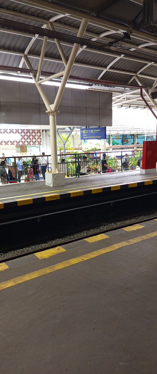 pengen suami buat nemenin jalan"