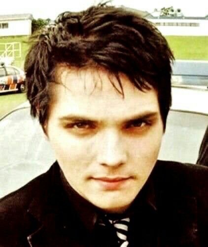 gerard way hourly tweet media