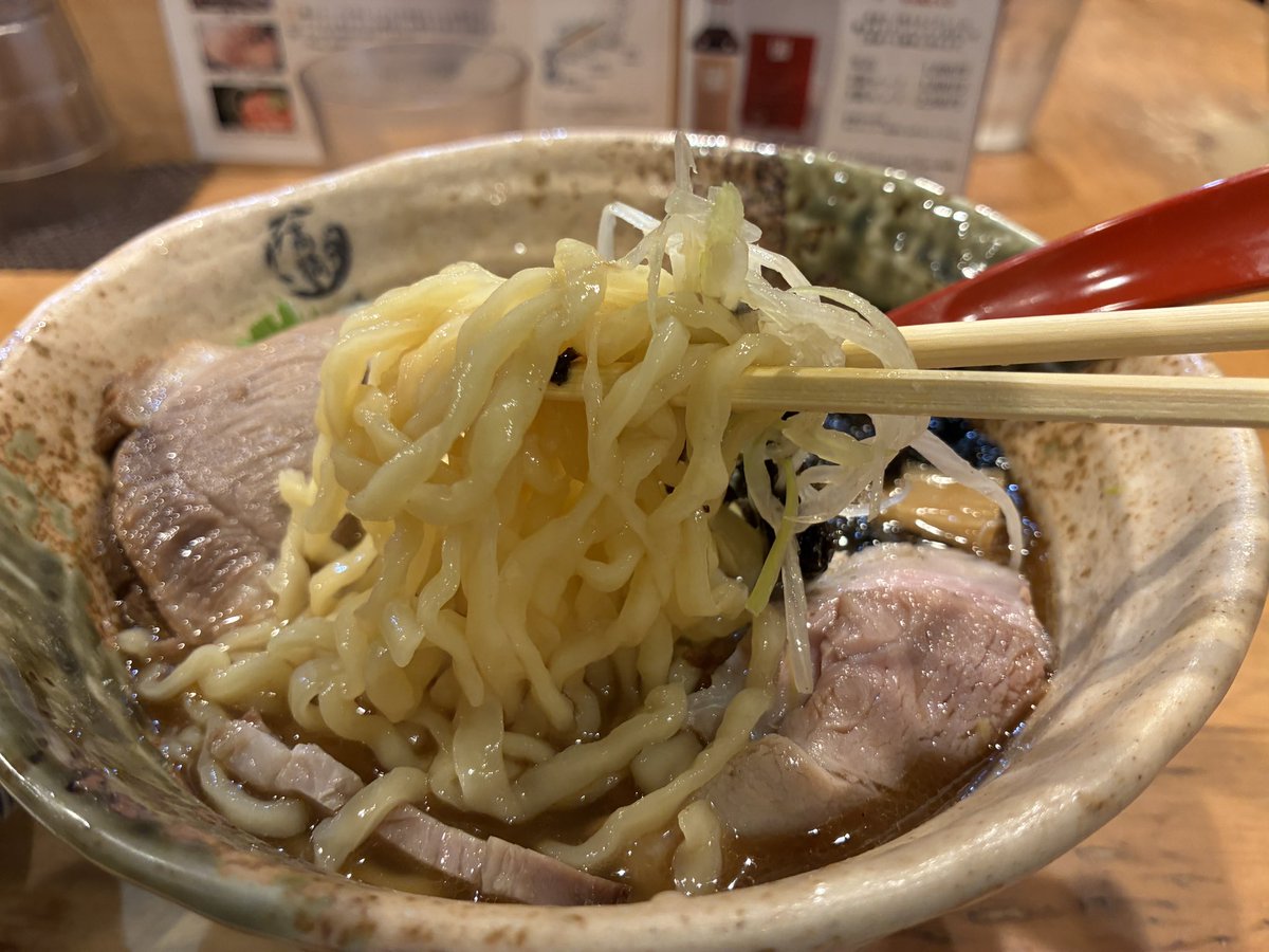ryisakurao1's tweet photo. 「焼きあご塩らー麺 たかはし 銀座店」で、特製焼きあご塩らー麺とライス。
最初にあごだしが出され、味を確かめる。
スープが美味しい。麺もツルツルで食べやすかった。
 #らーじお 
 #37diet 
 #ご褒美のラー ストック 3回 https://t.co/Oz8sqib6yh