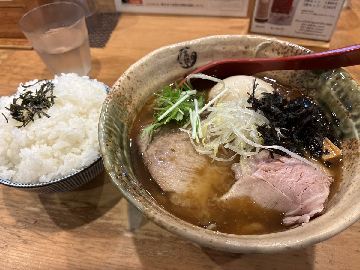 ryisakurao1's tweet photo. 「焼きあご塩らー麺 たかはし 銀座店」で、特製焼きあご塩らー麺とライス。
最初にあごだしが出され、味を確かめる。
スープが美味しい。麺もツルツルで食べやすかった。
 #らーじお 
 #37diet 
 #ご褒美のラー ストック 3回 https://t.co/Oz8sqib6yh
