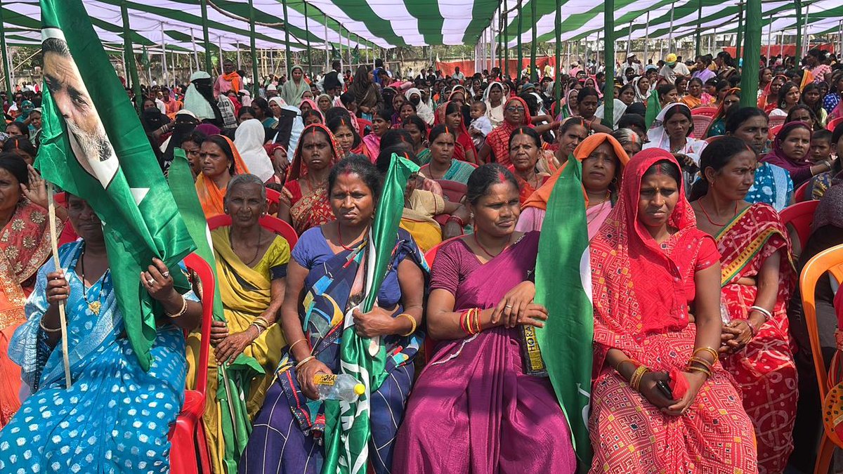 हजारीबाग का स्थापना दिवस में मुख्य सचेतक मथुरा महतो ने कहा - गरीबों और पिछड़ों को अधिकार दिलाने के लिए झामुमो बनाया गया था, कार्यकर्ता ही पार्टी की नींव और रीढ़ है। सीएम <a href="/HemantSorenJMM/">Hemant Soren</a> जी ने चुनाव में जो वादे किए हैं वो आज पूरा हो रहा है। महिलाएं मईयां सम्मान से सशक्त हो रही है।