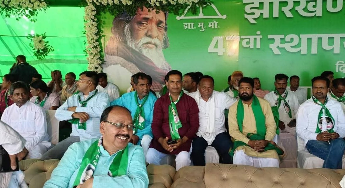 हजारीबाग में झामुमो के 47वां स्थापना दिवस जिला स्कूल में सिल्ली विधायक अमित महतो ने कहा कि झा०मु०मो० ही झारखंडियों को सम्मान दे सकती है। आज झारखंड के लोग दूसरे प्रदेश में सीना ठोक कर कहते हैं कि वो झारखंड से हैं। झारखंड <a href="/HemantSorenJMM/">Hemant Soren</a> जी के नेतृत्व में विकास के पथ पर चल पड़ा है।