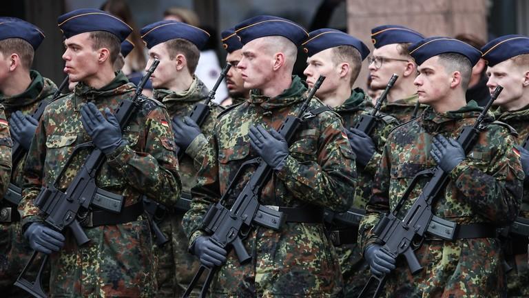 La militarizzazione dell'Europa continua. 

E' passata quasi inosservata una grave notizia che arriva dalla Germania. Da poco è entrato in vigore un nuovo regolamento, connesso al ritorno dell'obbligo di servizio militare, che prevede il divieto di espatrio per più di tre mesi