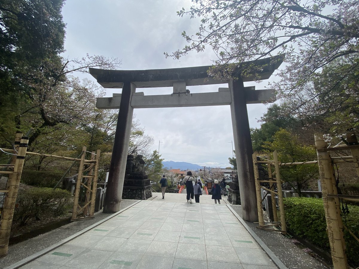 n_destinations3's tweet photo. 納品も終わったので気分転換に山梨旅
よい息抜きになりました。
無水カレーを極めようと思います。

・八ヶ岳の麓で宿泊
・武田神社で参拝
・勝沼醸造で白ワイン
・〆は山岡家

#山梨
#おじさん旅 https://t.co/iXnTg6BxSH
