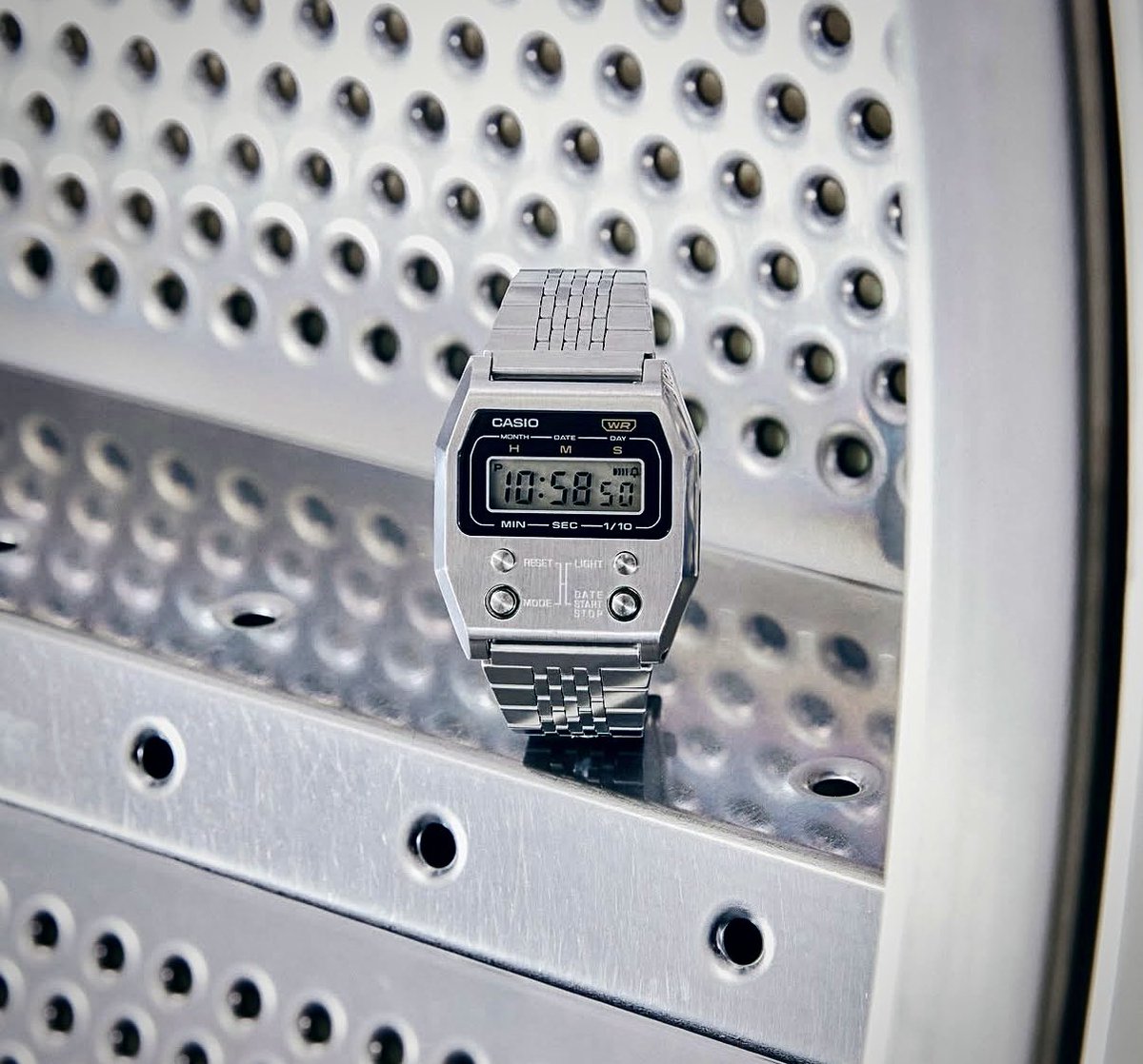 woachtung's tweet image. Farklılık arayanlar için saat önerisi;
Casio A1100D

35x40mm kasa çapı, mineral cam, 90gr ağırlık, metal gövde ve çelik kordon, alarm-kronometre-takvim özellikleri. 1970'leri günümüze taşıyan, muhabbet başlatıcı ve ikonik bir retro.
#casio