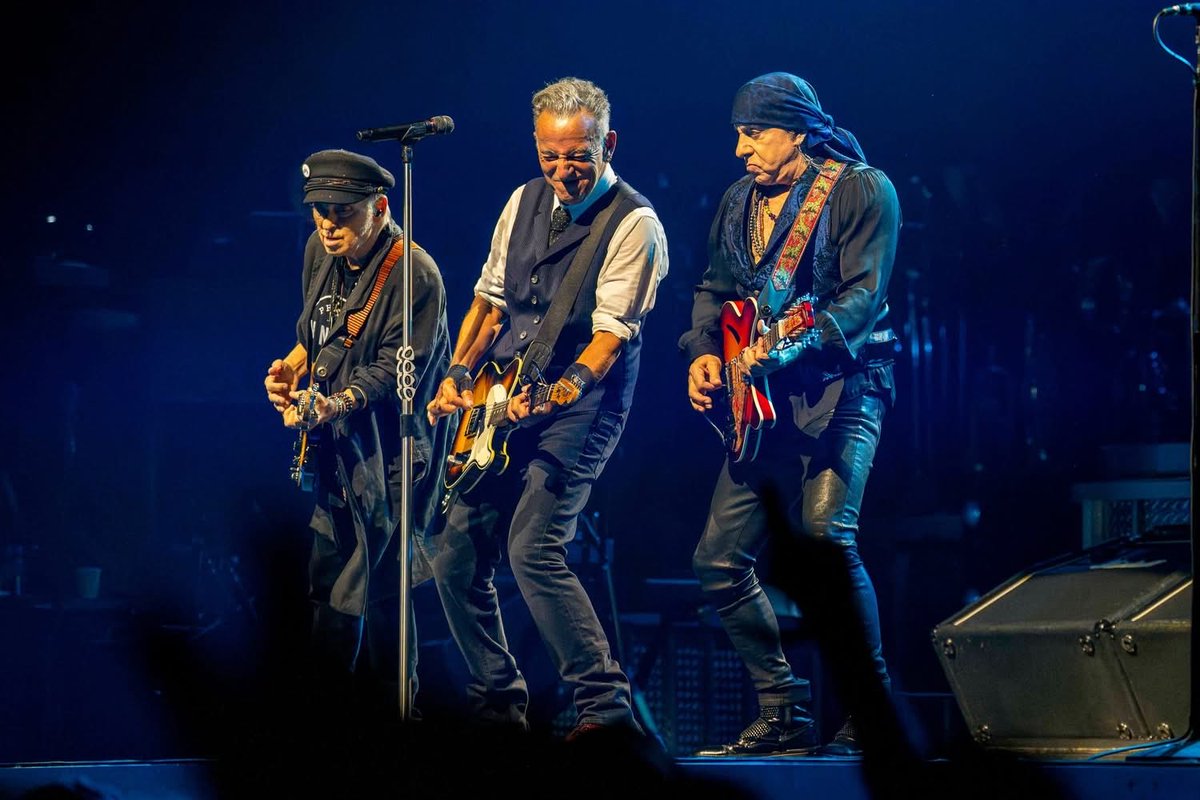 Emma48998116's tweet image. Hi tramps, have a fantastic #springsteensunday Happy Easter to you all!! Fantastic songs and video, thanks Vicente and Paul. 🐣🐣🍫🍫🎵🎵🎸🎸🥁🥁🎷🎷🍫🍫🐣🐣❤️❤️❤️😊😊😊⭐️⭐️⭐️😊😊😊❤️❤️❤️