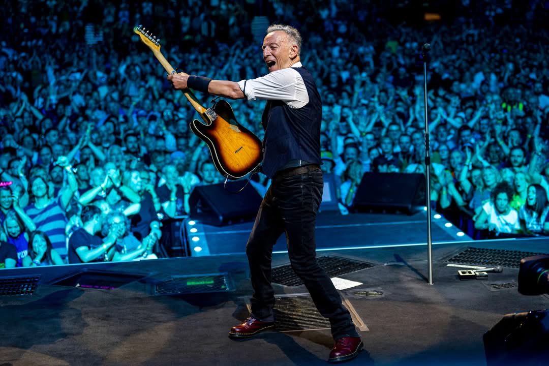 Emma48998116's tweet image. Hi tramps, have a fantastic #springsteensunday Happy Easter to you all!! Fantastic songs and video, thanks Vicente and Paul. 🐣🐣🍫🍫🎵🎵🎸🎸🥁🥁🎷🎷🍫🍫🐣🐣❤️❤️❤️😊😊😊⭐️⭐️⭐️😊😊😊❤️❤️❤️
