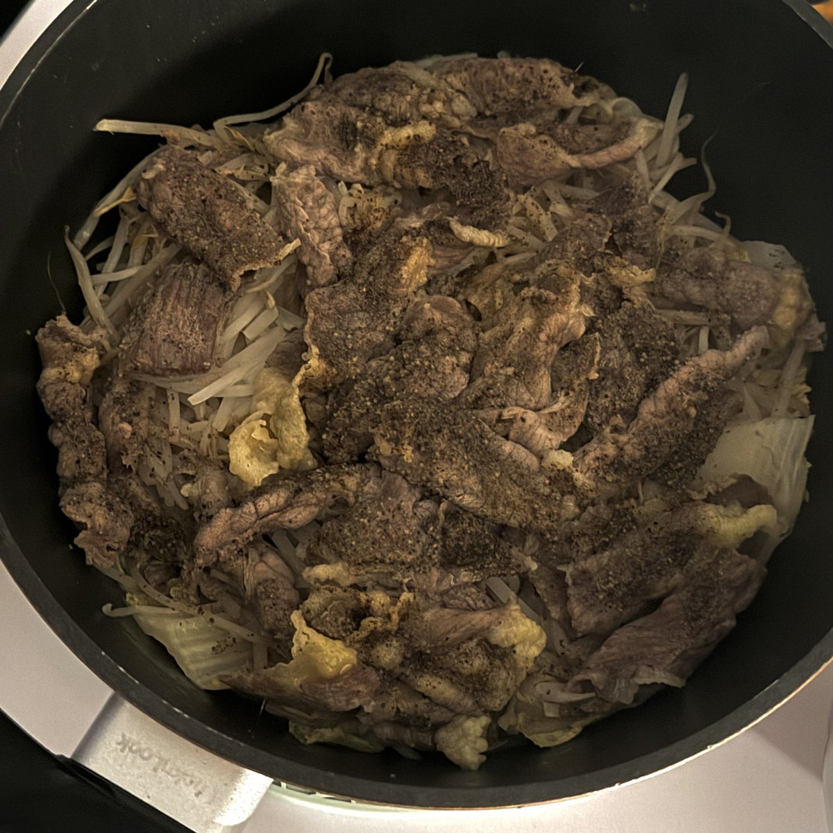 자취생 1티어 음식 > 야채찜 <
걍 ㅈㄴ맛있음 한번 해먹으면 야채찜광공됨……

숙주 알배추 팽이버섯 고기 깔고 
맛술 2숟갈 참치액 1숟갈 소금후추 챱챱
뚜껑닫고 10분 찌면 완성 

소스는 참소스+연겨자 &amp; 저당칠리 극락감…….
찜기 없어도됨