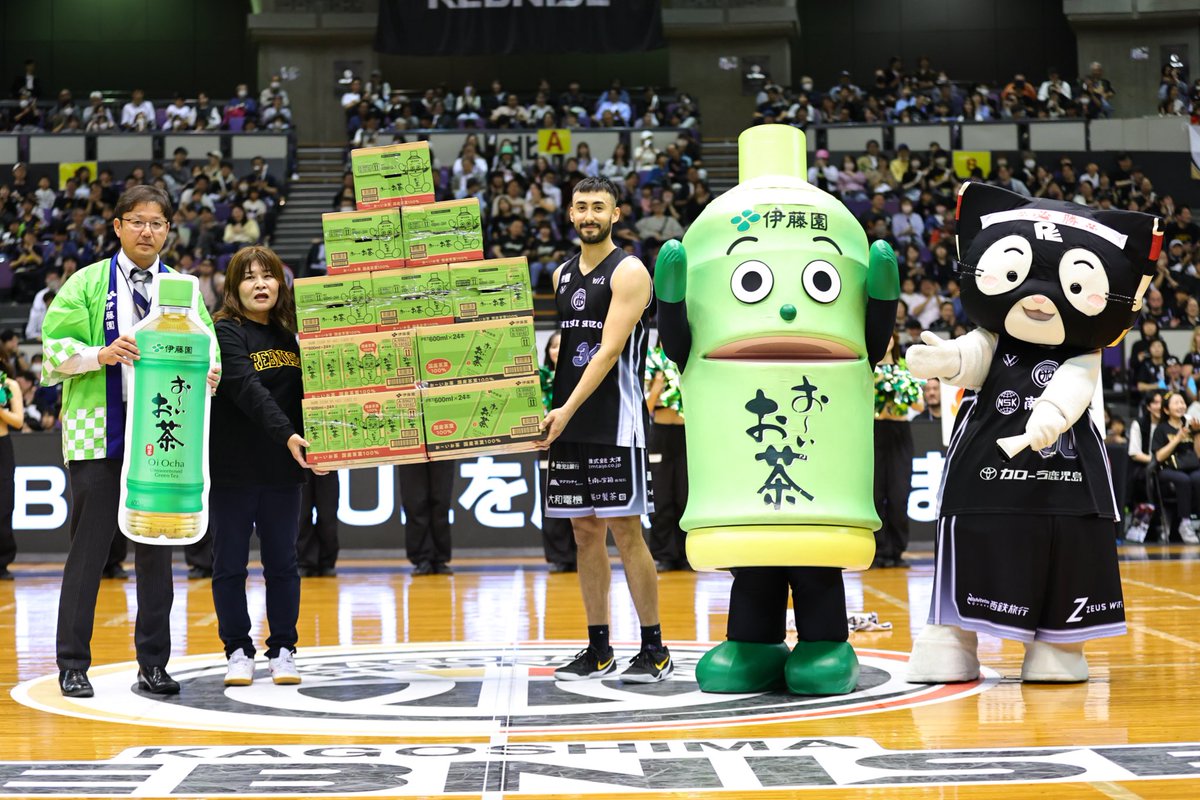 本日のMVPは #34遠藤善 選手👏🔥

冠スポンサーである #伊藤園 様の店頭キャンペーンのWチャンス賞で選ばれた方より、伊藤園の「お〜いお茶」一年分がMVP賞として贈られました🍵👑

見逃し配信は #バスケットLIVE 📡
basketball.mb.softbank.jp/lives/505885/?…

#鹿児島レブナイズ #KAGOSHIMA_SHOWTIME #Bリーグ