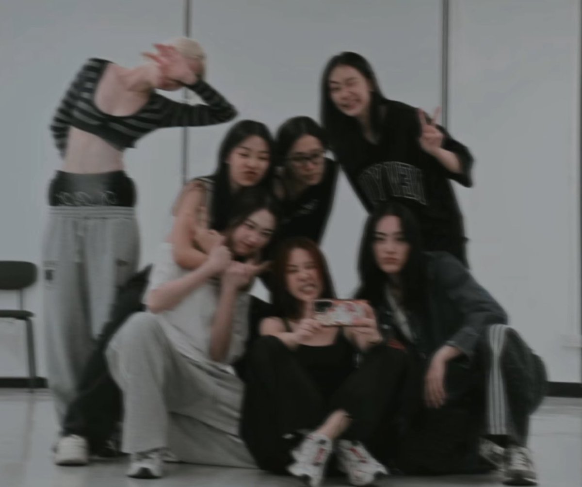 เป็นโจริญเสมอที่ชวน 4 อีฟมาถ่ายหน้ากระจก🤲🏻