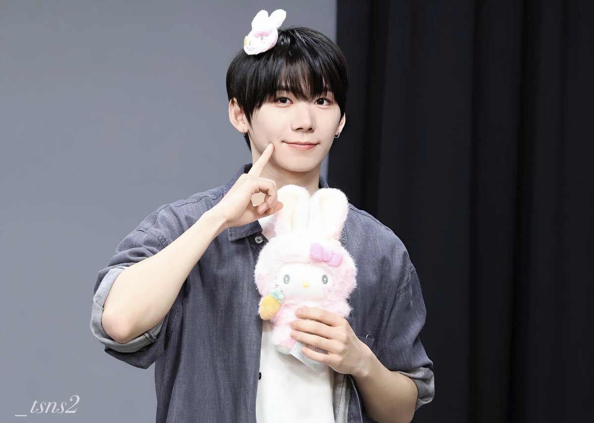 _tsns2's tweet photo. 260405 🐰💐

#HAN #박한
#AHOF #아홉 https://t.co/iGsybmCVNc