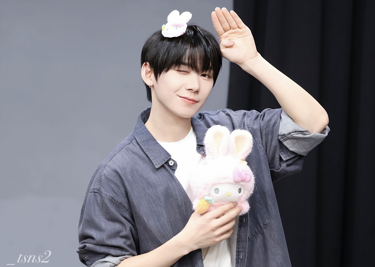 _tsns2's tweet photo. 260405 🐰💐

#HAN #박한
#AHOF #아홉 https://t.co/iGsybmCVNc