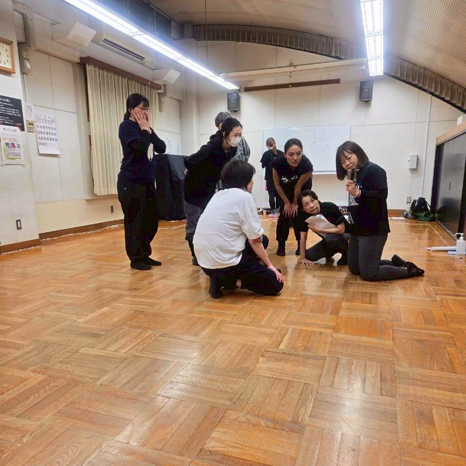 東に戻り #ひげ太夫 『#トラジャ百香拳』稽古へ！
初参加なので劇中の「御作法」をイチから学んでおります。組体操もだけど、この御作法が体に染みたらようやく一人前と呼んでもらえる気がするのです。出し物師の道、険し！

5/1(金)～6(水祝)
シアター風姿花伝
🎫 ticket.corich.jp/apply/437807/0…(竜崎扱い)