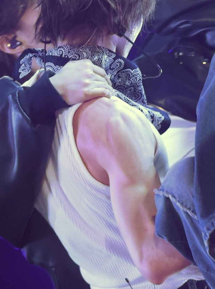 chi is UNIQUE ⚡️ still kinda IA tweet media