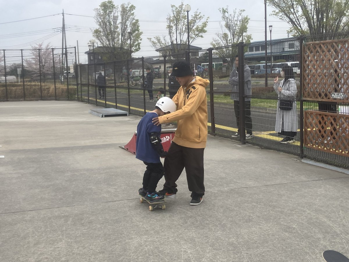 konosukamiya's tweet photo. 御礼！昨日は、😎 #上田豪 の #スケートボード アカデミー🛹にご参加頂き、誠にありがとうございました🙇豪さんから、熱いご指導があった挨拶・返事・笑顔を即実践して、レッスンを活気づけて頂いた事にも御礼申し上げます。来月も活気あふれるアカデミーになるようどうぞよろしくお願い致します👍 https://t.co/KpxnH7iWfe
