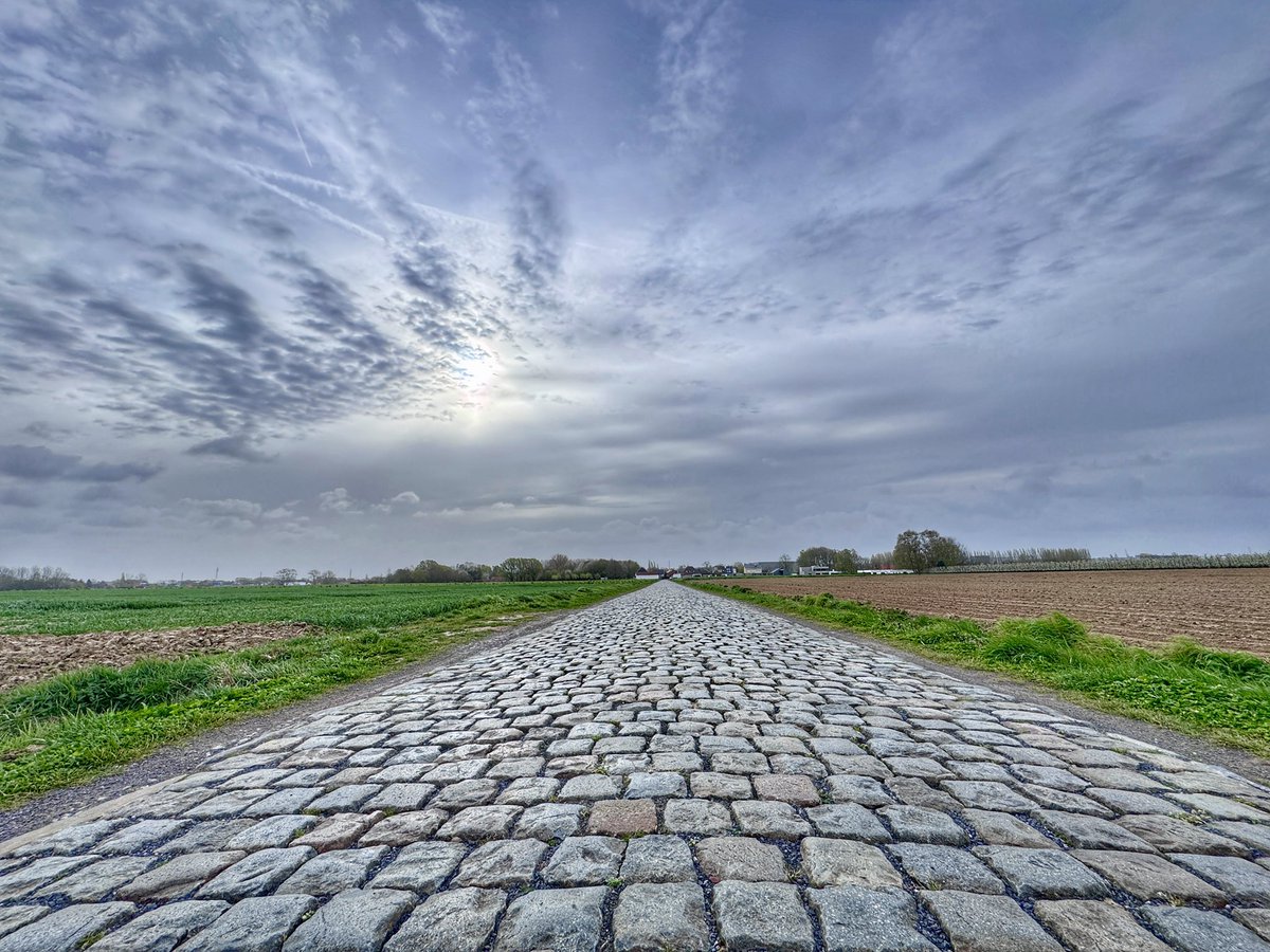 duvaldb's tweet photo. Oudenaarde 09u45 #VrtWeer @BuienradarBE #RVV https://t.co/aNPjtLOb0V