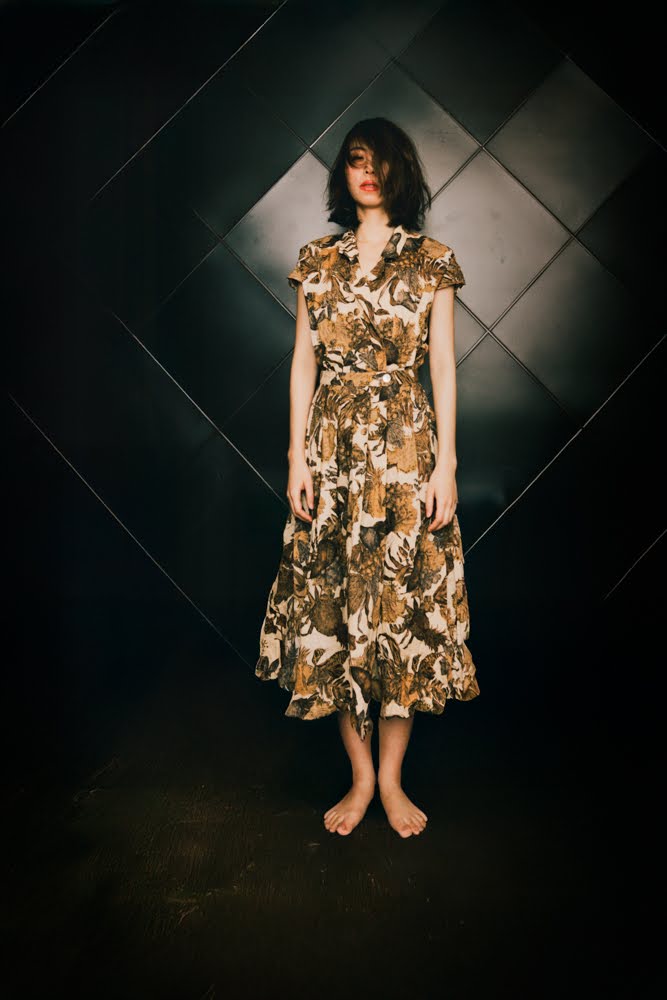 「ワタシノフク」シリーズは数枚撮って直ぐに服をチェンジする上に、日の丸構図棒立ちほぼ固定なのでめちゃくちゃ沢山私服を持って行きました。

photographer:醍醐マサヒロさん