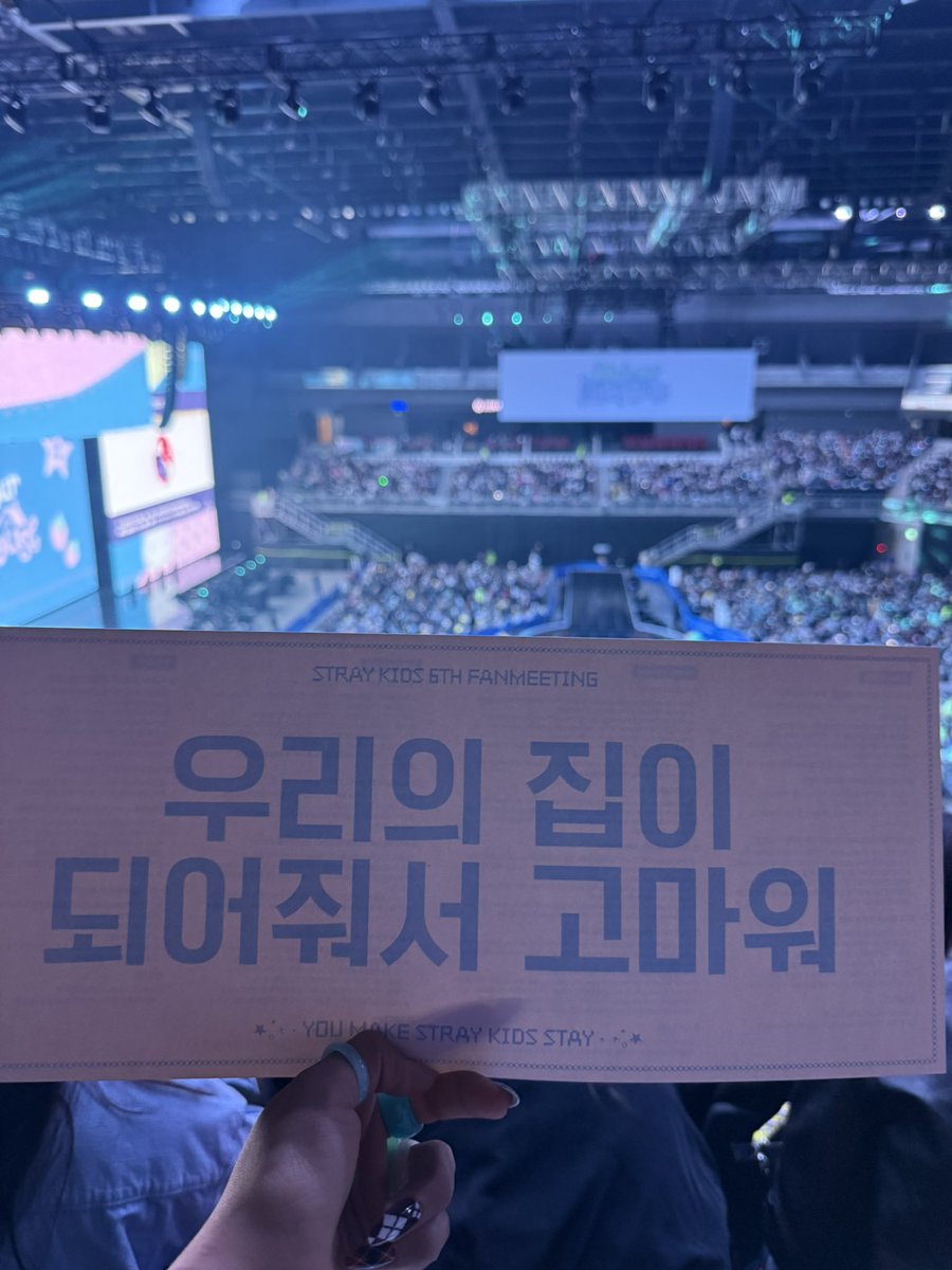 hys is seeing skz! 🪩 tweet media