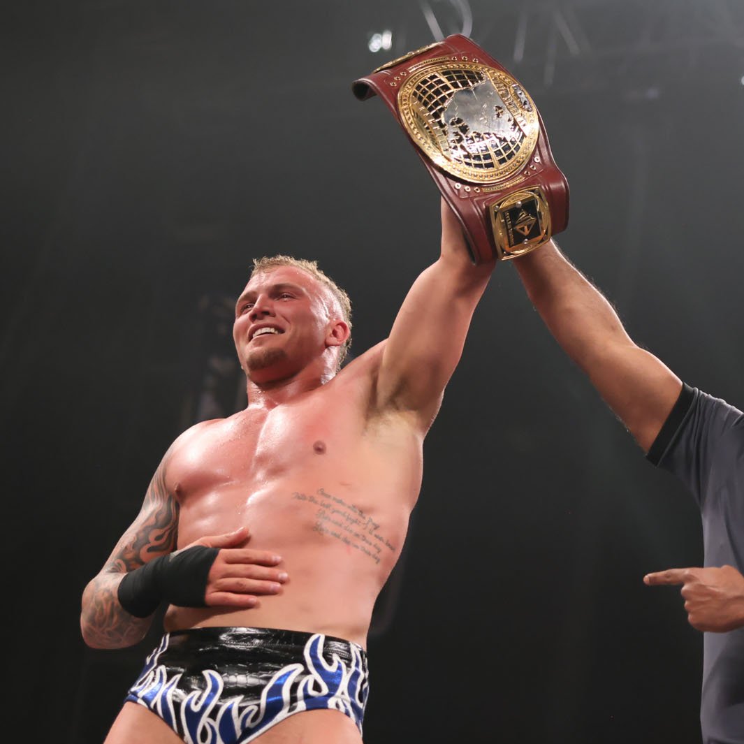 WWEDeutschland's tweet image. #AndStill! @mylesborne_wwe bezwingt @JohnnyGargano und bleibt NXT North American Champion! ✨ #StandAndDeliver