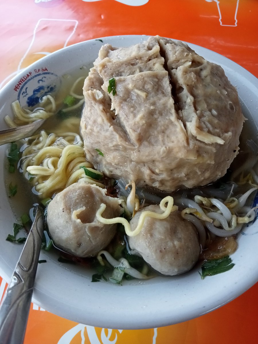 Coba kasih tau aku racikan bakso andalan kalian.
Kalo aku biasanya tambahin sambal aja, gapake saos, kecap &amp; cuka