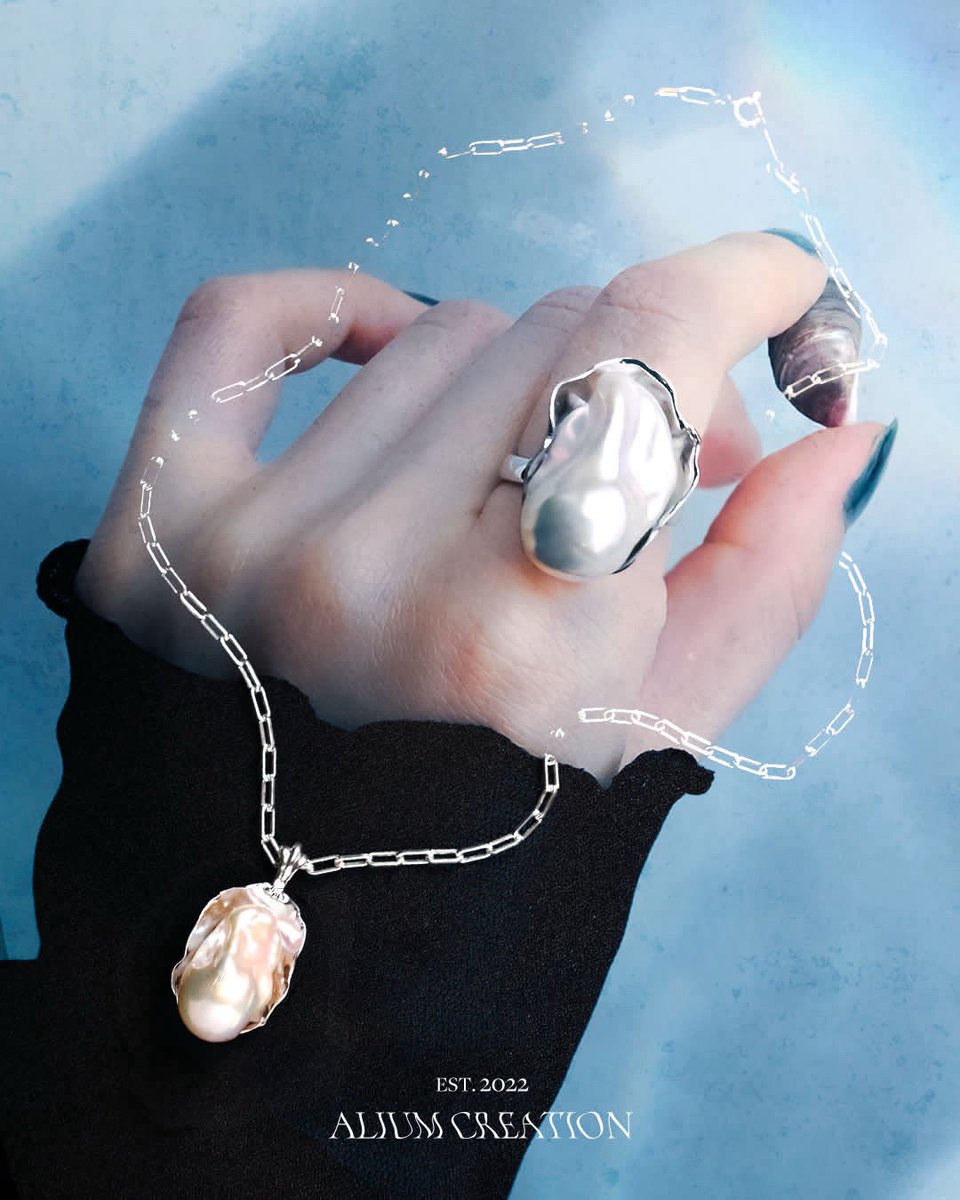 gem_fanfare's tweet photo. [出展社]
▼ALIUM(@aliumcreation)

牡蠣の生々しくグロテスクな質感をバロックパールと金属で再構築。
ジュエリーらしいクリーンな永続性をわずかに逸脱した、彫刻的作品を制作している。

#ジェムファンファーレ https://t.co/TUcW28JiDj