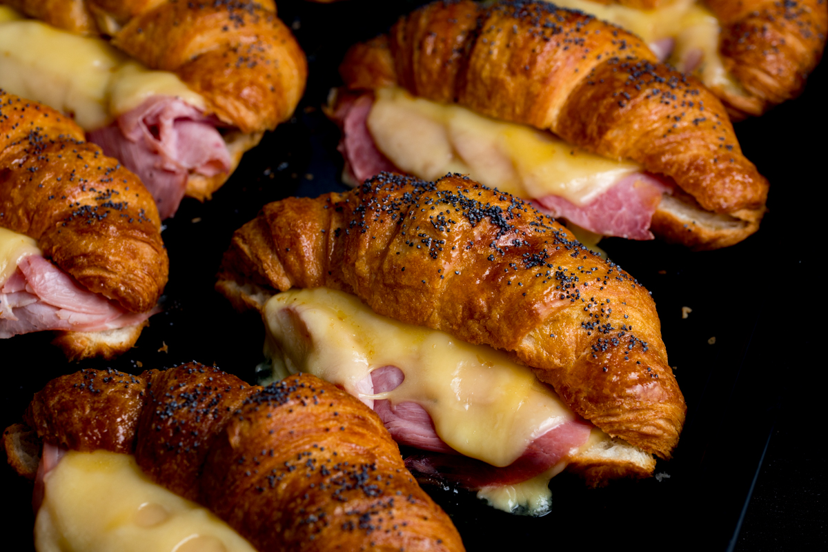 KitchenSanc2ary's tweet image. Ready in less than 10 minutes, these stuffed-and-glazed croissants make a great breakfast or brunch. The honey mustard glaze is sticky and delicious, and it goes so well with the melty cheese and salty ham.
kitchensanctuary.com/ham-cheese-cro…
#brunch #Easterweekend #Foodie