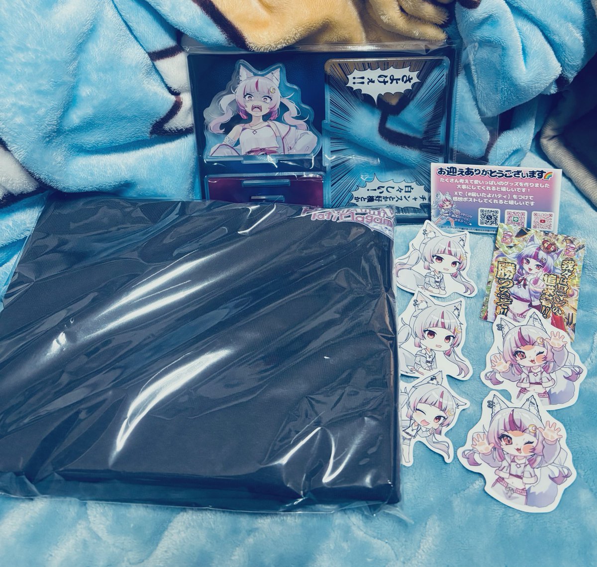 ame_chan32_'s tweet photo. グッズ届いた🫶可愛い!!
Tシャツの生地めっちゃ良い︎👍🏻 ̖́-
アクキー付けてステッカーを
スマホに挟んでホールに
行かなきゃ(っ ॑꒳ ॑c)笑

#届いたよハティ https://t.co/Hr5qcuHIhU