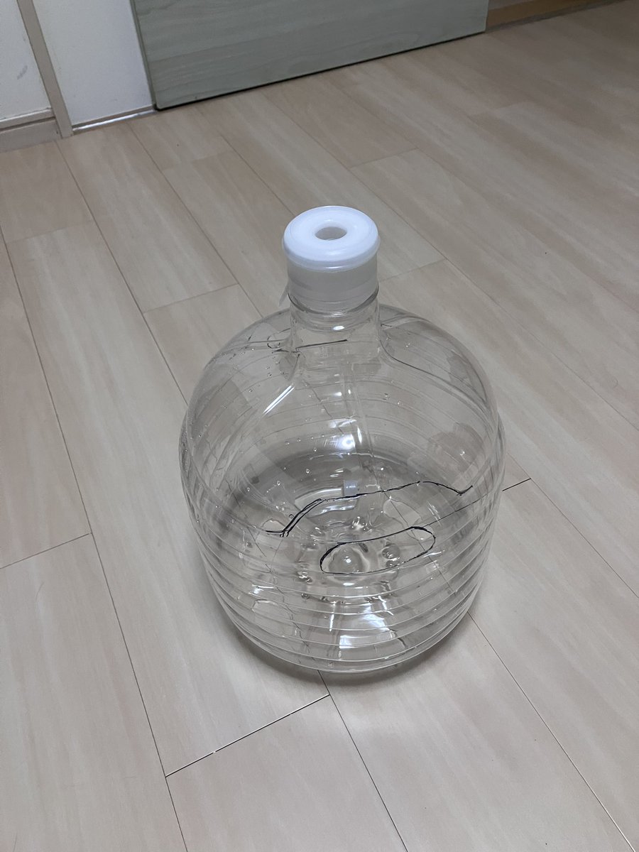 Green_Redbird's tweet photo. ウォーターサーバーのペットボトルを持ち手付きバケツにリメイク。
切り口は危ないのでライターで炙って丸めました。
もう誰かやってるかな・・・
#リサイクル #リメイク #ペットボトル #DIY https://t.co/cbUblvJuWh