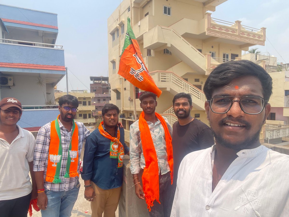 jonnadaReddyBjp's tweet photo. *Nation First… 46 years of continuous service. Today I proudly hoisted the Bharatiya Janata Party flag at my home🚩👏*

This is not just a proud moment… it is a testament to my dedication and commitment to the ideology of making India supreme.

#47yearsofNationfirst https://t.co/n7TwYEbI9Y