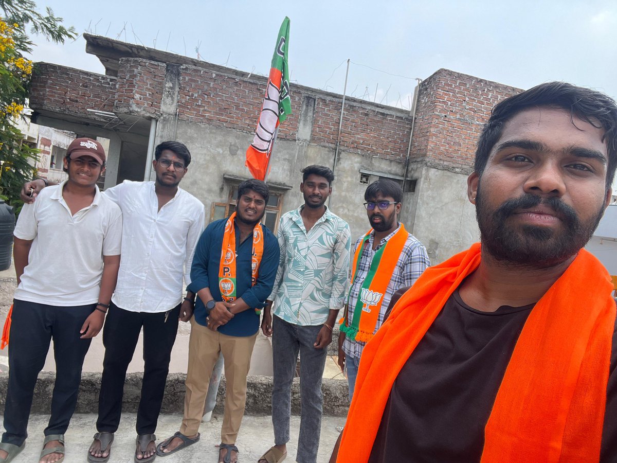 jonnadaReddyBjp's tweet photo. *Nation First… 46 years of continuous service. Today I proudly hoisted the Bharatiya Janata Party flag at my home🚩👏*

This is not just a proud moment… it is a testament to my dedication and commitment to the ideology of making India supreme.

#47yearsofNationfirst https://t.co/n7TwYEbI9Y