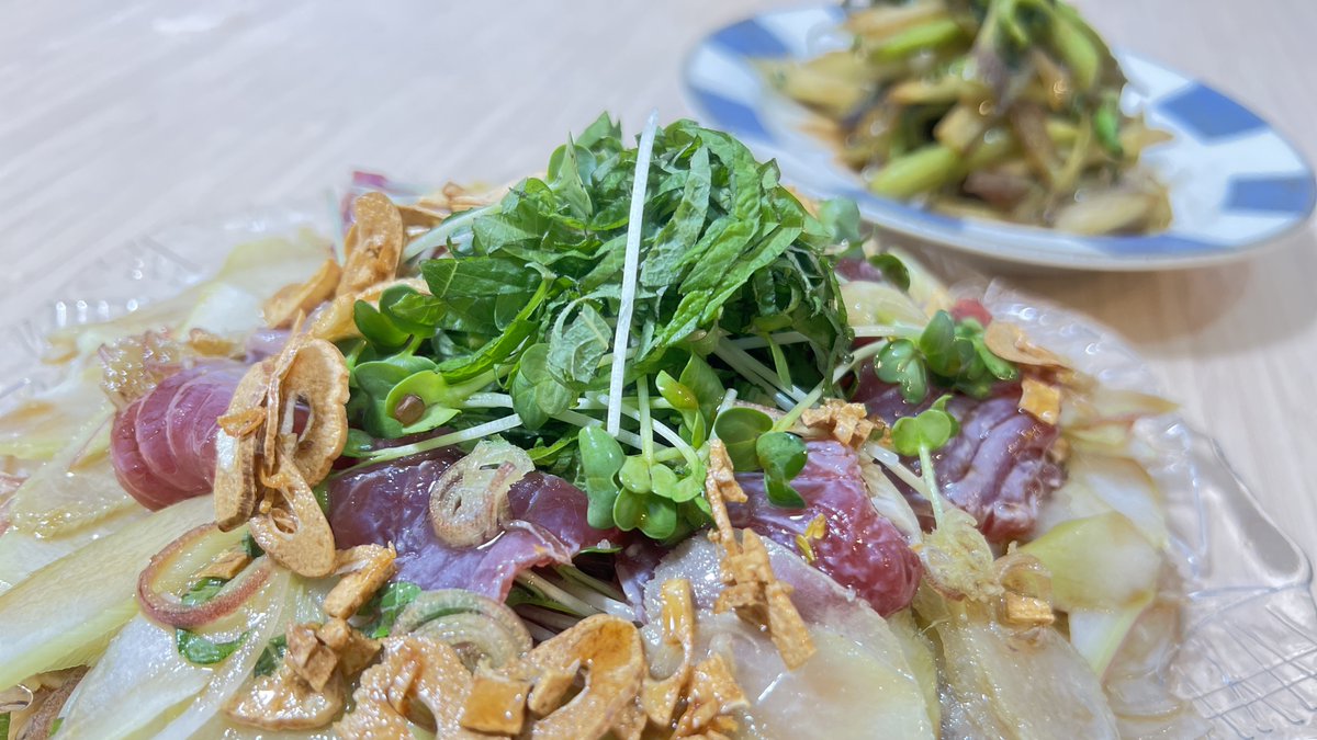 A recipe featuring seasonal bonito and wild vegetables.

旬の「初カツオ」脂身よりも赤身が多く、さっぱりとした味わいが特徴。
カツオとたまねぎやみょうがを一緒にガーリックオイルかけるだけ。

【うど香るカツオのカルパッチョ】作り方👇youtu.be/6u3hplK5948